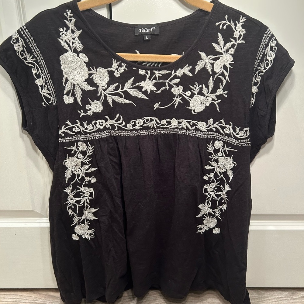 Tolani Black Top with White Floral Embroidery Short Sleeve Large 💯 Cotton Top - Picture 9 of 11